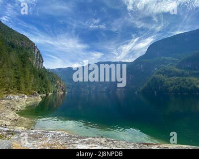 Vue de Princess Louisa Inlet, près de l'île MacDonald, avec des montagnes géantes en arrière-plan aux eaux verdâtres, sur la Sunshine Coast de la Colombie-Britannique, Canada Banque D'Images