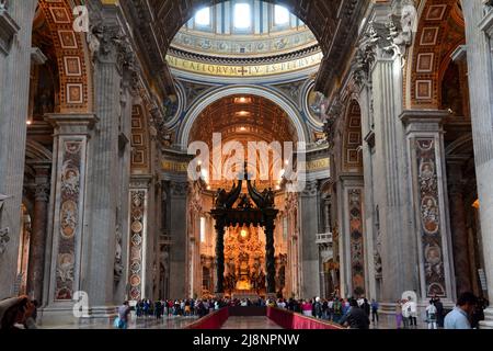 À l'intérieur de l'église Saint-Pierre au Vatican. Banque D'Images