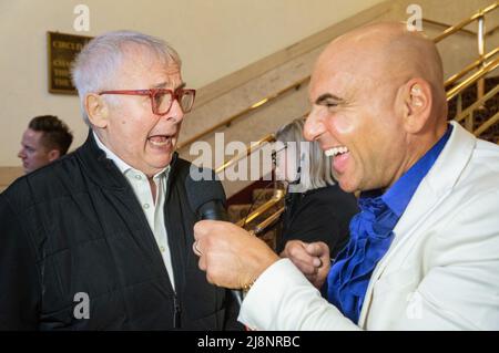 Londres, Royaume-Uni. 17th mai 2022. Christopher Biggins GREASE revient sur la scène du West End avec style.Simon 'showbiz' Gross sur le tapis rouge avec une liste de clients à étoiles. Tracy-Ann Obermann et sa fille, Prue Leith, Christopher Biggins, Ainsley Harriott, JO O'Meara de la renommée du S Club-7 et Nina Wadia d'Eastenders. Crédit : Peter Hogan/Alay Live News Banque D'Images