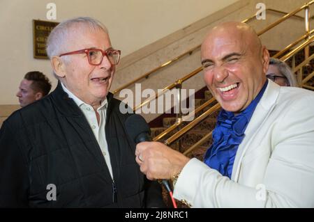 Londres, Royaume-Uni. 17th mai 2022. Christopher Biggins GREASE revient sur la scène du West End avec style.Simon 'showbiz' Gross sur le tapis rouge avec une liste de clients à étoiles. Tracy-Ann Obermann et sa fille, Prue Leith, Christopher Biggins, Ainsley Harriott, JO O'Meara de la renommée du S Club-7 et Nina Wadia d'Eastenders. Crédit : Peter Hogan/Alay Live News Banque D'Images