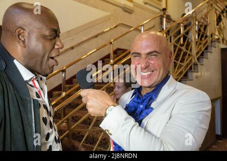 Londres, Royaume-Uni. 17th mai 2022. LA GRAISSE Ainsley Harriott revient sur la scène du West End avec style.Simon 'showbiz' brut sur le tapis rouge avec une liste d'invités à étoiles. Tracy-Ann Obermann et sa fille, Prue Leith, Christopher Biggins, Ainsley Harriott, JO O'Meara de la renommée du S Club-7 et Nina Wadia d'Eastenders. Crédit : Peter Hogan/Alay Live News Banque D'Images