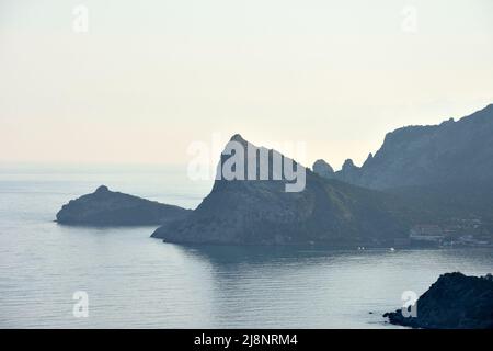 Vue sur la ville de Sudak depuis la tour de Maiden de l'ancienne forteresse génoise au coucher du soleil Banque D'Images