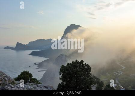 Vue sur la ville de Sudak depuis la tour de Maiden de l'ancienne forteresse génoise au coucher du soleil Banque D'Images