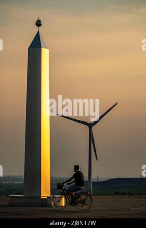 Ambiance nocturne sur le slagheap Hoheward, plus grand tas de résidus dans la région de Ruhr, entre Herten et Recklinghausen, cadran solaire, obélisque de l'horizontale Banque D'Images