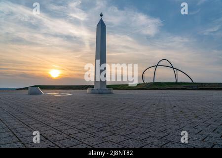 Ambiance nocturne sur le slagheap Hoheward, plus grand tas de résidus dans la région de Ruhr, entre Herten et Recklinghausen, cadran solaire, obélisque de l'horizontale Banque D'Images