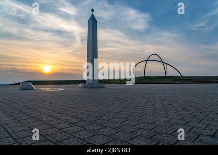 Ambiance nocturne sur le slagheap Hoheward, plus grand tas de résidus dans la région de Ruhr, entre Herten et Recklinghausen, cadran solaire, obélisque de l'horizontale Banque D'Images