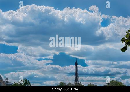 Des nuages survolant la Tour Eiffel depuis le pont Royal, sur la rive droite de la Seine. Banque D'Images