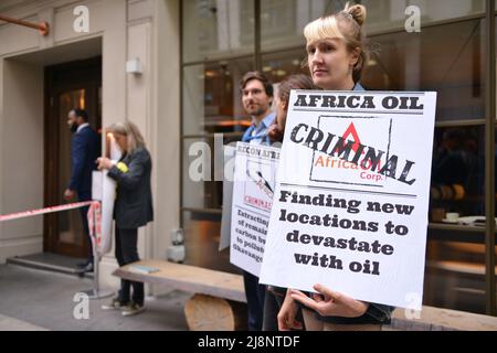 Les activistes tiennent des pancartes avec des slogans exprimant leur opinion devant le May Fair Hotel, pendant la manifestation. Les militants de la rébellion d'extinction s'emordent de l'hôtel May Fair dans le centre de Londres pour protester contre un sommet pétrolier (Africa Energies Summit) qui a lieu dans cet hôtel cinq étoiles. Banque D'Images