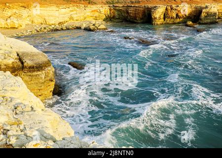 Belle vue sur le golfe méditerranéen avec les eaux turquoise et la côte rocheuse de Chypre Banque D'Images