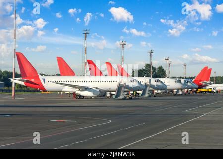 Beaucoup d'avions à réaction identiques dans le parking de l'aéroport dans une rangée. Banque D'Images