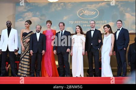 Cannes, France. 17th mai 2022. CANNES, FRANCE. 17 mai 2022 : le réalisateur français Ladj Ly, l'actrice indienne Deepika Padukone, le réalisateur iranien Asghar Farhadi, l'actrice britannique Rebecca Hall, l'acteur français et président du jury de Cannes Vincent Lindon, l'actrice suédoise Noomi Rapace, le réalisateur norvégien Joachim Trèves, L'actrice italienne Jasmine Trinca et le réalisateur américain Jeff Nichols à la première de final Cut lors du Gala Opening du Festival de Cannes 75th. Crédit photo : Paul Smith/Alamy Live News Banque D'Images