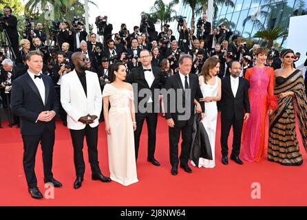 Cannes, France. 17th mai 2022. CANNES, FRANCE. 17 mai 2022: LE réalisateur AMÉRICAIN Jeff Nichols, le réalisateur français Ladj Ly, l'actrice suédoise Noomi Rapace, le réalisateur norvégien Joachim Trèves, l'acteur français et président du jury de Cannes Vincent Lindon, l'actrice italienne Jasmine Trinca, le réalisateur iranien Asghar Farhadi, L'actrice britannique Rebecca Hall et l'actrice indienne Deepika Padukone à la première de final Cut à l'ouverture du Gala du Festival de Cannes 75th. Crédit photo : Paul Smith/Alamy Live News Banque D'Images