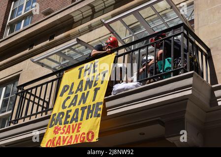 Les policiers dissolvent la colle des mains des activistes au balcon de l'hôtel May Fair. Les militants de la rébellion d'extinction s'emordent de l'hôtel May Fair dans le centre de Londres pour protester contre un sommet pétrolier (Africa Energies Summit) qui a lieu dans cet hôtel cinq étoiles. Banque D'Images