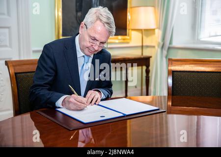 (220517) -- HELSINKI, le 17 mai 2022 (Xinhua) -- le ministre finlandais des Affaires étrangères, Pekka Haavisto, signe la lettre informant l'Organisation du Traité de l'Atlantique Nord (OTAN) de l'intérêt de la Finlande à engager des pourparlers d'adhésion à Helsinki, en Finlande, le 17 mai 2022. La lettre sur l'intention de la Finlande de rejoindre l'alliance militaire devrait être livrée mercredi par l'ambassadeur du pays auprès de l'OTAN, Klaus Korhonen. (Bureau du Premier ministre finlandais/document via Xinhua) Banque D'Images