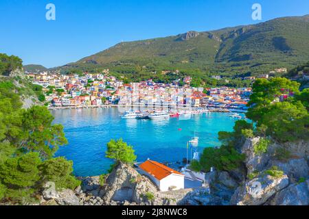 Vue panoramique sur la ville pittoresque de Parga, Grèce Banque D'Images