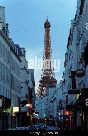 La Tour Eiffel derrière la rue Saint-Dominique, vue du boulevard de la Tour de Maubourg la nuit. Banque D'Images