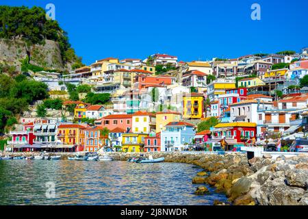 Vue panoramique sur la ville pittoresque de Parga, Grèce Banque D'Images