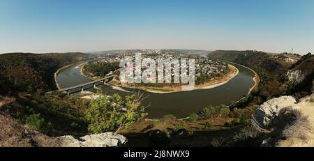 Bannière panoramique avec vue imprenable sur le Dniester River Canyon. Vue sur la ville de Zalishchyky, région de Ternopil, Ukraine Banque D'Images