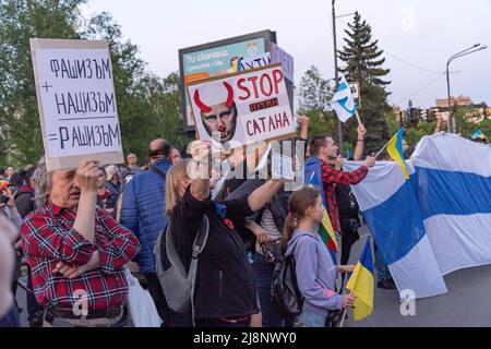 Des personnes avec des affiches anti-Poutine et un drapeau géant de l'opposition russe se tiennent dans la rue à la manifestation support Ukraine Banque D'Images