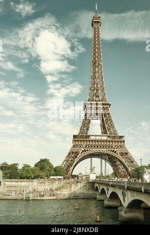 Seine et Tour Eiffel à Paris France. Image aux tons rétro Banque D'Images