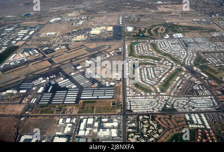 Vue aérienne de Falcon Field à l'aéroport de Mesa, en Arizona, et des bâtiments environnants. Banque D'Images
