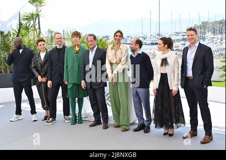 Cannes, France. 17th mai 2022. CANNES, FRANCE. 17 mai 2022 : Ladj Ly, Jasmine Trinca, Joachim Trèves, Rebecca Hall, Vincent Lindon, Deepika Padukone, Asghar Farhadi, Noomi Rapace et Jeff Nichols à la photo du jury au Festival de Cannes 75th. Crédit photo : Paul Smith/Alamy Live News Banque D'Images