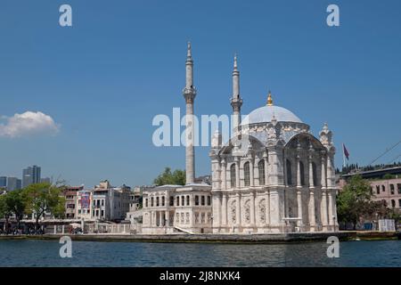 Mosquée Ortakoy (Buyuk Mecidiye Camii) sur la rive du Bosphore à Istanbul. TURQUIE Banque D'Images