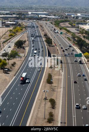 Vue depuis la fenêtre d'un avion passager qui survole l'Interstate 10 à son approche de l'aéroport international Phoenix Sky Harbor en Arizona. Banque D'Images
