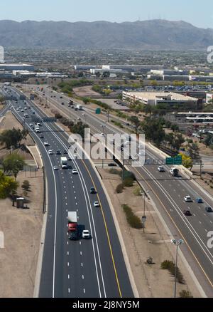 Vue depuis la fenêtre d'un avion passager qui survole l'Interstate 10 à son approche de l'aéroport international Phoenix Sky Harbor en Arizona. Banque D'Images