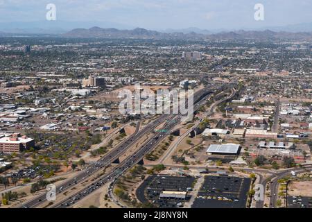 Vue depuis la fenêtre d'un avion passager qui survole l'Interstate 10 à son approche de l'aéroport international Phoenix Sky Harbor en Arizona. Banque D'Images