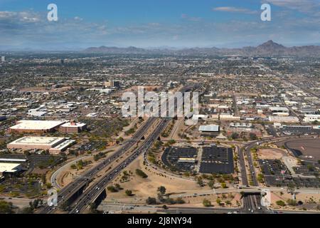 Vue depuis la fenêtre d'un avion passager qui survole l'Interstate 10 à son approche de l'aéroport international Phoenix Sky Harbor en Arizona. Banque D'Images