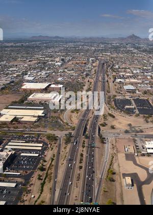 Vue depuis la fenêtre d'un avion passager qui survole l'Interstate 10 à son approche de l'aéroport international Phoenix Sky Harbor en Arizona. Banque D'Images