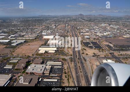 Vue depuis la fenêtre d'un avion passager qui survole l'Interstate 10 à son approche de l'aéroport international Phoenix Sky Harbor en Arizona. Banque D'Images