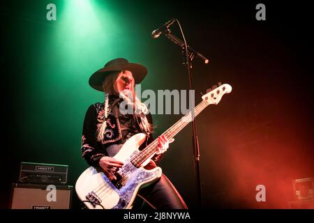 Oslo, Norvège. 16th, mai 2022. Le groupe de rock américain Eagles of Death Metal joue un concert au Sentrum Scene d'Oslo. Ici, la bassiste Jennie Vee est vue en direct sur scène. (Crédit photo: Gonzales photo - Terje Dokken). Banque D'Images