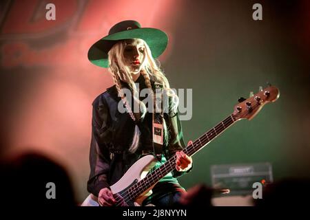 Oslo, Norvège. 16th, mai 2022. Le groupe de rock américain Eagles of Death Metal joue un concert au Sentrum Scene d'Oslo. Ici, la bassiste Jennie Vee est vue en direct sur scène. (Crédit photo: Gonzales photo - Terje Dokken). Banque D'Images