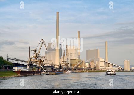 Mannheim, Allemagne - avril 2022 : grande centrale électrique sur le Rhin au crépuscule. L'usine est exploitée par CKM. Banque D'Images