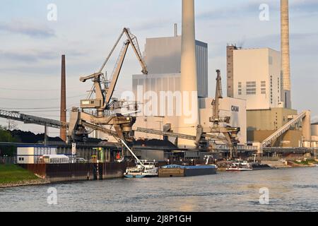 Mannheim, Allemagne - avril 2022 : grande centrale électrique sur le Rhin au crépuscule. L'usine est exploitée par CKM. Banque D'Images