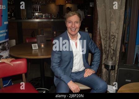 A la rencontre de Tony Gomez au café latéral à Paris 75017 France. Banque D'Images