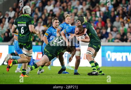 Joe Batley, de Worcester, est attaqué par Wwill Goodrick-Clarke, de London Irish, lors de la finale de la première coupe de rugby au stade communautaire Brentford. Date de la photo: Mardi 17 mai 2022. Banque D'Images