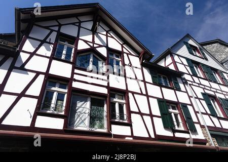 Maisons sur Stadtstraße, Monschau, Allemagne Banque D'Images