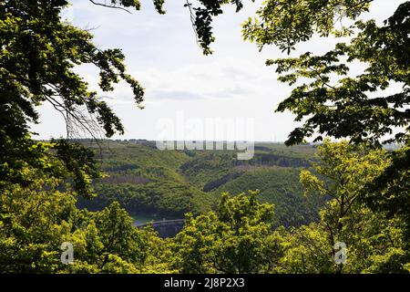 Vue sur l'Urftsee dans l'Eifel avec le barrage Urftstaunauer Banque D'Images