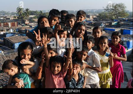 10.12.2011, Mumbai, Maharashtra, Inde, Asie - enfants dans une ville miteuse de Shivaji Nagar près de l'aéroport international Chhatrapati Shivaji Maharaj. Banque D'Images