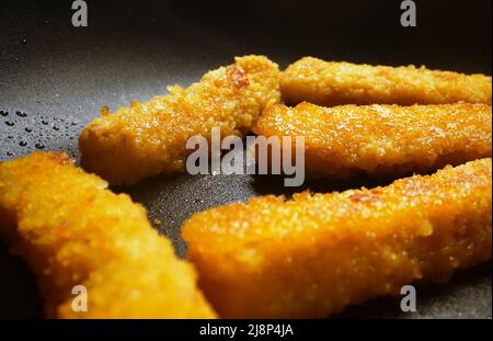 Nuggets de poulet friture dans une poêle. Banque D'Images