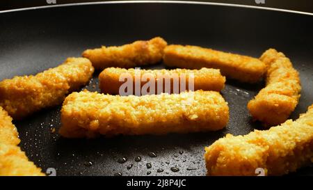 Nuggets de poulet friture dans une poêle. Banque D'Images