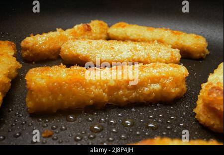 Nuggets de poulet friture dans une poêle. Banque D'Images