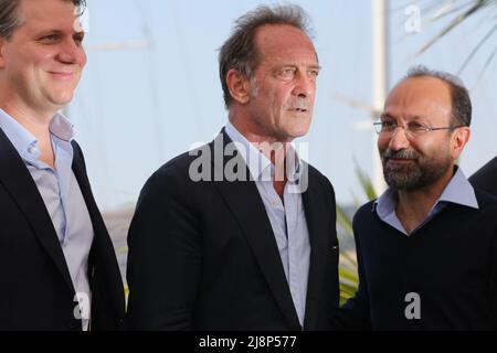 Cannes, France. 17th mai 2022. Le réalisateur Jeff Nichols, l'acteur Vincent Lindon et le réalisateur Asghar Farhadi lors de l'appel photo du jury au Festival de Cannes 75th. Credit: Doreen Kennedy/Alamy Live News. Banque D'Images