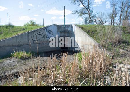 Évacuation des eaux pluviales, eaux pluviales, drainage des eaux dans la rivière Banque D'Images