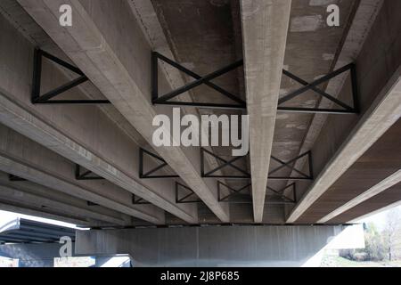 Vue à angle bas sous le pont de dépassement - structure de ciment Banque D'Images