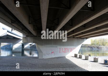 Vue à angle bas sous le pont de dépassement - structure de ciment Banque D'Images