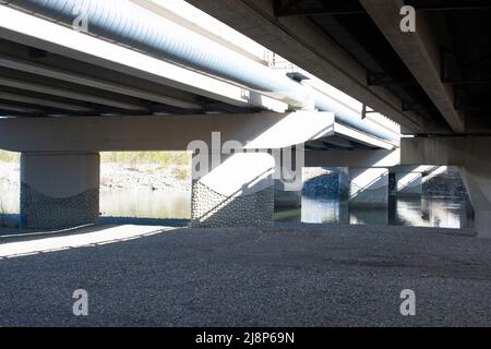 Vue à angle bas sous le pont de dépassement - structure de ciment Banque D'Images